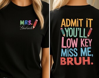 Camiseta para el último día de clases del maestro, divertida camiseta personalizada con el nombre del maestro, camiseta "Admítelo, me extrañarás discretamente", regalo de jubilación o fin de año