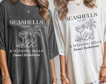 Muscheln und Hochzeitsglocken Shirt, Strand Junggesellinnenabschied T-Shirt, Benutzerdefinierte Lage Bach Shirt, Küsten Braut Shirt, Brautparty Geschenk