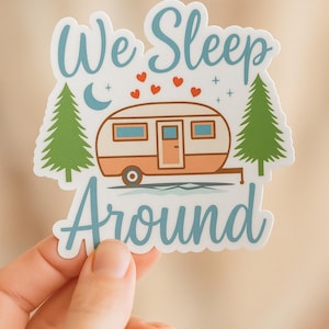 Divertente adesivo da campeggio – Adesivo in vinile "We Sleep Around" per camper, roulotte, amanti dell'avventura – Adesivo da viaggio impermeabile, regalo