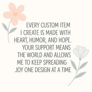 Puede incluir: Fondo de color crema claro con texto e ilustraciones florales. El texto dice: "CADA ART&Iacute;CULO PERSONALIZADO QUE CREO EST&Aacute; HECHO CON CORAZ&Oacute;N, HUMOR Y ESPERANZA. SU APOYO SIGNIFICA EL MUNDO Y ME PERMITE SEGUIR DIFUNDIENDO ALEGR&Iacute;A, UN DISE&Ntilde;O A LA VEZ."