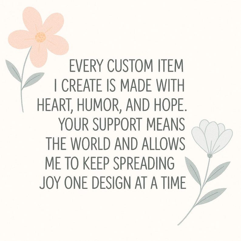 Puede incluir: Fondo de color crema claro con texto e ilustraciones florales. El texto dice: "CADA ART&Iacute;CULO PERSONALIZADO QUE CREO EST&Aacute; HECHO CON CORAZ&Oacute;N, HUMOR Y ESPERANZA. SU APOYO SIGNIFICA EL MUNDO Y ME PERMITE SEGUIR DIFUNDIENDO ALEGR&Iacute;A, UN DISE&Ntilde;O A LA VEZ."
