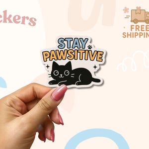 ポジティブでいよう ステッカー – かわいい黒猫のダジャレデカール。猫好きの方、ノートパソコン、日記帳にぴったりの、メンタルヘルスとポジティブさを楽しく表現するステッカー