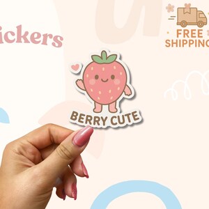 Beere niedlicher Erdbeeren-Aufkleber - Kawaii Früchte-Vinyl-Aufkleber für Laptop, Notizbuch oder Wasserflasche - auf glänzendem, mattem oder holografischem Papier