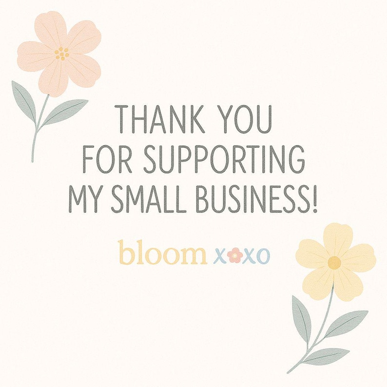 Puede incluir: Un fondo beige claro con el texto gris "THANK YOU FOR SUPPORTING MY SMALL BUSINESS!". El logotipo "bloom xoxo" est&aacute; debajo. Dos ilustraciones florales en melocot&oacute;n y amarillo con hojas grises est&aacute;n arriba a la izquierda y abajo a la derecha.