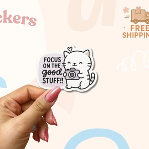 Adesivo Focus on the Good Stuff - Adesivo in vinile con simpatico gatto con macchina fotografica, vibrazioni positive, estetica kawaii per diario o laptop