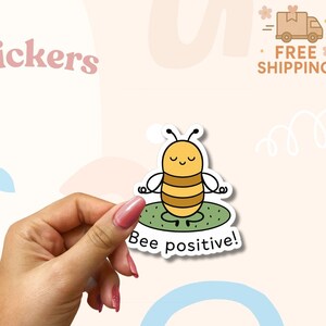 Bee Positive Aufkleber - Süßer Kawaii Biene Meditation Vinyl Aufkleber mit Wortspiel Zitat