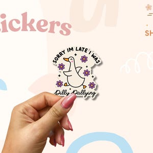 Zabawna naklejka z kaczką – „Przepraszam za spóźnienie, ociągałem się” – słodka winylowa wodoodporna naklejka ze zwierzęciem – estetyka pastelowa kawaii