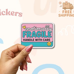 Sticker emotioneel kwetsbaar – grappig vinyl voor geestelijke gezondheid – voorzichtig behandelen Pastelkleurige sticker voor tijdschriften, laptops of flessen