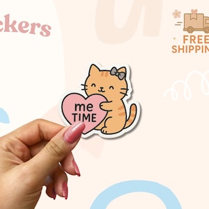 Adesivo per gatti "Me Time" - Adesivo in vinile con simpatico gattino che si prende cura di sé, promemoria kawaii per la salute mentale per diario, laptop o agenda.