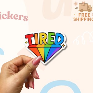 TIRED Regenbogen Diamant Aufkleber – Niedliche LGBTQ + Pride Vinyl Aufkleber – Lustige Ästhetik für psychische Gesundheit – Laptop, Journal oder Wasserflasche