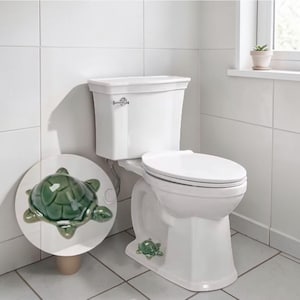 Może przedstawiać: Zestaw trzech ceramicznych kubków z nakrapianym, matowym wykończeniem. Kubki są w odcieniach kremu, jasnoszarym i ciemnoszarym. Każdy kubek ma prosty, minimalistyczny design.