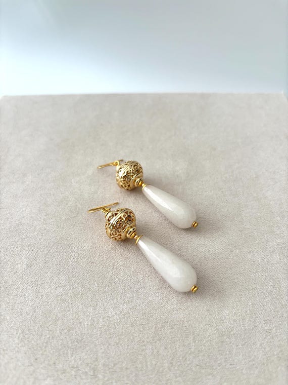 Boucles d’oreilles avec lanternes ajourées plaquées or et longues pierres semi-précieuses de jade blanc teinté