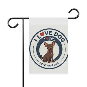 Può includere: Una bandiera da giardino con un cane marrone dei cartoni animati con un collare rosso all'interno di un disegno circolare blu navy e bianco. Il testo recita "I LOVE DOG" e "LOVE YOUR DOG". La bandiera è su un supporto in metallo nero.