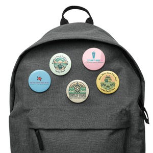 Conjunto de Botões de Conscientização sobre Tartarugas Marinhas Turtley Yours | Conjunto de 5 Pins de 2,25&quot; com Tema Oceânico | Pins com Mensagens de Conservação | Acessórios Ecológicos Beachy