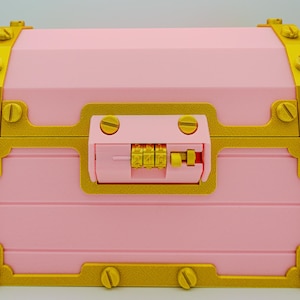 Cofre del tesoro rosa claro con cerradura de combinación y estante oculto