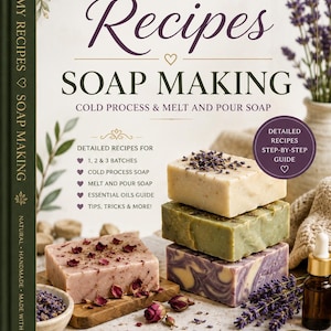 Könnte beinhalten: Buchcover "All My Recipes Soap Making" mit gestapelten Seifenstücken. Das Buch beschreibt Rezepte für Kaltverfahren und Schmelz- und Gießseife. Das Bild enthält Lavendel, ätherische Öle und den Text "Natural, Handmade, Made with Love".