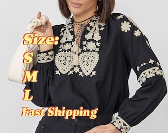 Blusa negra bordada / Vyshyvanka ucraniana con estampados florales beige / Camisa étnica elegante / Regalo hecho a mano para ella