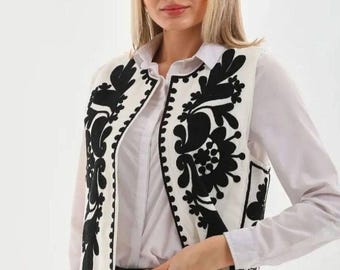 Chaleco floral bordado en blanco y negro - Top bohemio sin mangas con cuello en V, regalo étnico para festivales para mujer, estilo vintage, prenda informal para combinar.
