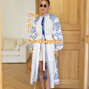 Robe longue bohème blanche Vyshyvanka pour femme, robe tunique en coton brodé bleu ukrainien avec ceinture, robe de vacances, robe en lin, robe de mariée