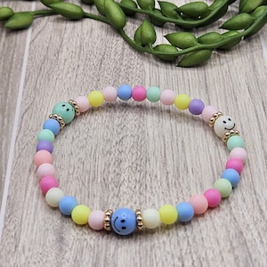 Pastel Smiley Face Beaded Bracelet, Kawaii Y2K Stretch Bracelet for Teens & Girls, Cute Aesthetic Bead Jewelry, Handmade Happy Face Bracelet