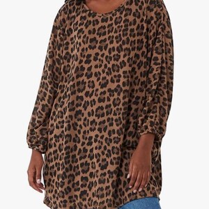 Può includere: Un top oversize a maniche lunghe con scollo tondo e stampa leopardata marrone. Il top è realizzato in un tessuto morbido e ha una vestibilità ampia, adatta per l'abbigliamento casual.