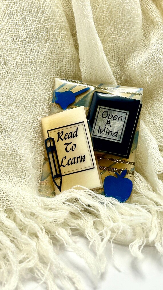 Lucinda signed limited edition "Read To Learn" book-themed collectible brooch. View 3