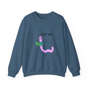 Sudadera con cuello redondo "Bite Me Worm", divertida y adorable, ideal como regalo para amigos atrevidos y amantes de los juegos de palabras.