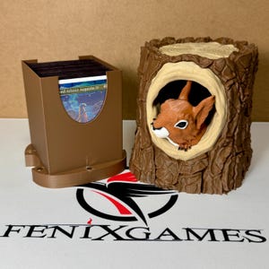 Deckbox tronco mágico con ardilla incluida | Caja TCG 100 cartas doble funda | Ideal para Magic, EDH, Yu-Gi-Oh!, Pokémon