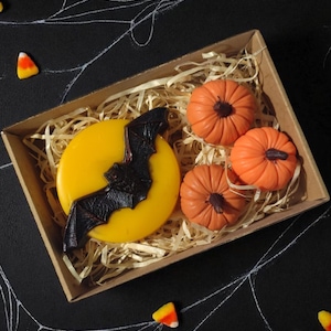 Zestaw upominkowy z mydłem na Halloween: Mydła z motywem nietoperza na księżycu i dyni, upiorne dekoracje jesienne