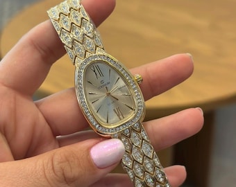 Elegant Women’s Oval Crystal Watch – Gold Metal Strap, Shiny Quartz Bracelet Style