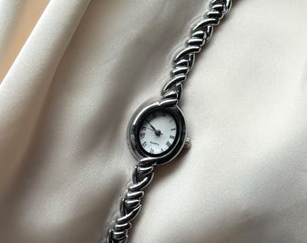 Reloj de pulsera vintage plateado para mujer / Brazalete ovalado con cadena / Reloj de cuarzo con esfera y números romanos
