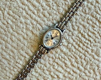 Elegante reloj de pulsera vintage plateado para mujer: esfera ovalada de cuarzo con pulsera de metal.
