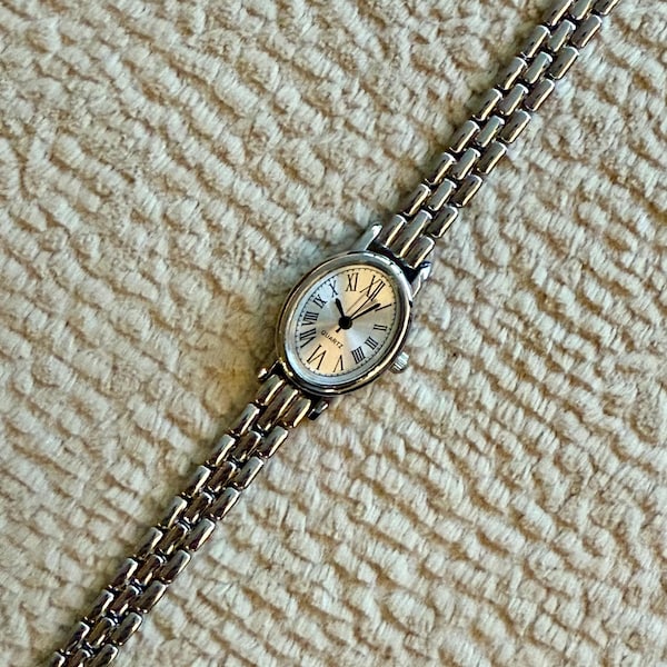 Elegant Vintage Silver Women’s Wristwatch – Oval Dial Quartz Watch with Metal Bracelet