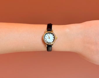 Retro Roman Numeral Leather Strap Women’s Watch in Black and Brown – Classic Vintage Style Quartz Wristwatch Gift for Her
