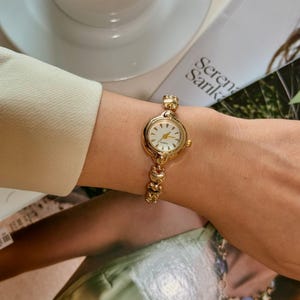 Vintage Gold Heart Bracelet Watch: Romantic Minimalist Women&#39;s Quartz Wristwatch