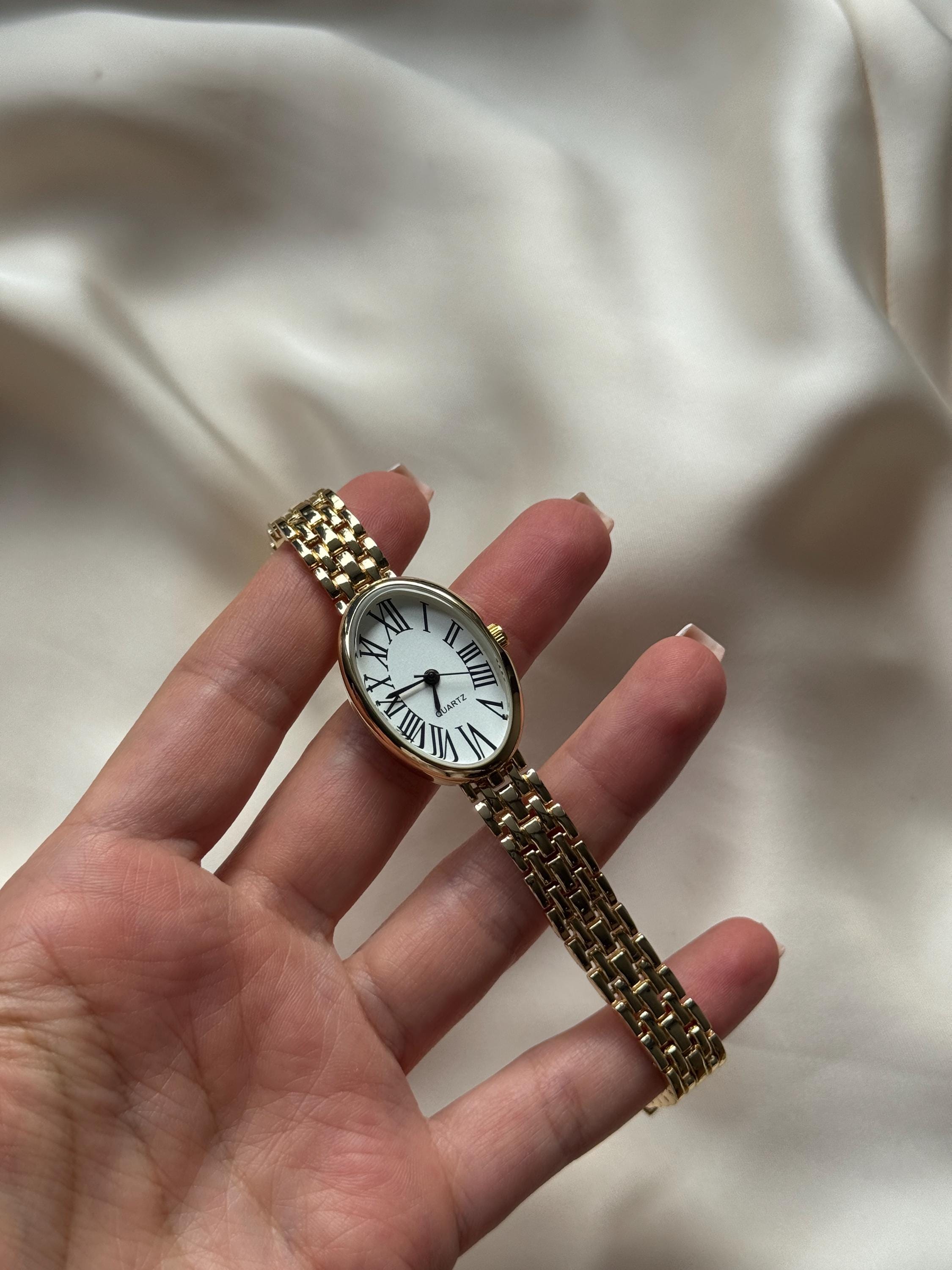 Oval Vintage Analog Quartz Wrist Watch with Roman Numerals Alloy Steel Amazon.com: Gosasa Retro Oval Women main image 2