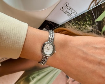 Reloj ovalado vintage de plata: elegante correa minimalista de acero inoxidable