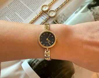 Vintage ovaal gouden horloge | Marineblauwe en witte armbandstijl met wijzerplaat