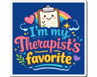 Op de afbeelding: Een blauwe sticker met de tekst "I'm my Therapist's favorite" in kleurrijke, speelse letters. Het ontwerp bevat een regenboog, een hart, een ster en een klembord met vinkjes, wat een vrolijk thema creëert.