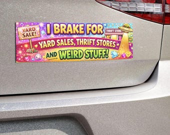 Op de afbeelding: Een rechthoekige bumpermagneet met een levendige paarse en roze achtergrond vol glitters. De tekst luidt I BRAKE FOR YARD SALES, THRIFT STORES AND WEIRD STUFF! Het bevat illustraties van een bord voor een rommelmarkt, een UFO en diverse edelstenen.