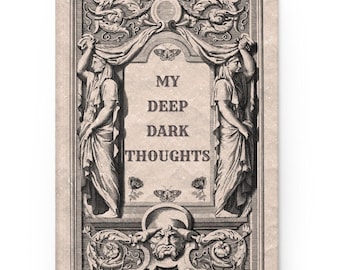 Può includere: Una stampa rettangolare con sfondo beige e un'illustrazione a inchiostro nero. Il design include due figure in piedi, volute ornamentali, motivi floreali e due falene. Il testo MY DEEP DARK THOUGHTS è centrato al centro dell'immagine.