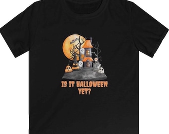 Könnte beinhalten: Schwarzes T-Shirt mit einem Halloween-Motiv. Das Design zeigt ein Spukhaus, Kürbisse, Geister und einen Vollmond. Der Text "IS IT HALLOWEEN YET?" ist unter der Illustration aufgedruckt.