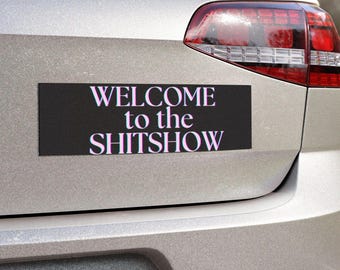 Willkommen in der Shitshow, sarkastischer Autoaufkleber-Magnet | Unhinged Meme Auto Aufkleber | Freches Gag-Geschenk für Autofahrer | Wasserfester Vinyl-Magnet