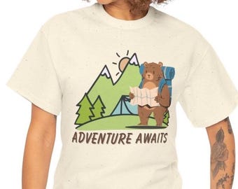 Camiseta con estampado de oso "La aventura te espera", camiseta con diseño de camping, regalo para amantes de la naturaleza, camiseta para excursionistas en el bosque, ropa unisex para aventuras.