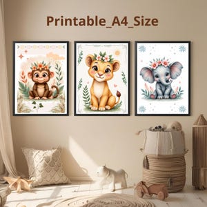 Può includere: Tre stampe artistiche incorniciate con adorabili cuccioli di animali: una scimmia, un cucciolo di leone e un elefante, ognuno con una corona floreale. Le stampe sono etichettate "Printable_A4_Size". L'opera d'arte ha uno stile acquerello morbido con colori pastello.