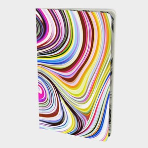 Könnte beinhalten: Ein Notizbuch mit einem lebendigen, abstrakten Design. Das Cover zeigt wirbelnde Linien in Pink-, Lila-, Braun-, Gelb- und Blautönen. Das Notizbuch hat einen weißen Buchrücken und eine klare, moderne Ästhetik.