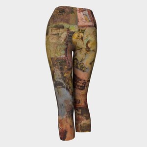 K&ouml;nnte beinhalten: Capri-Leggings mit einem Patchwork-Design in Braun-, Beige- und Gr&uuml;nt&ouml;nen. Das Muster scheint eine Collage aus Vintage-Kunstwerken und Texturen zu sein, die einen einzigartigen und k&uuml;nstlerischen Look erzeugt.