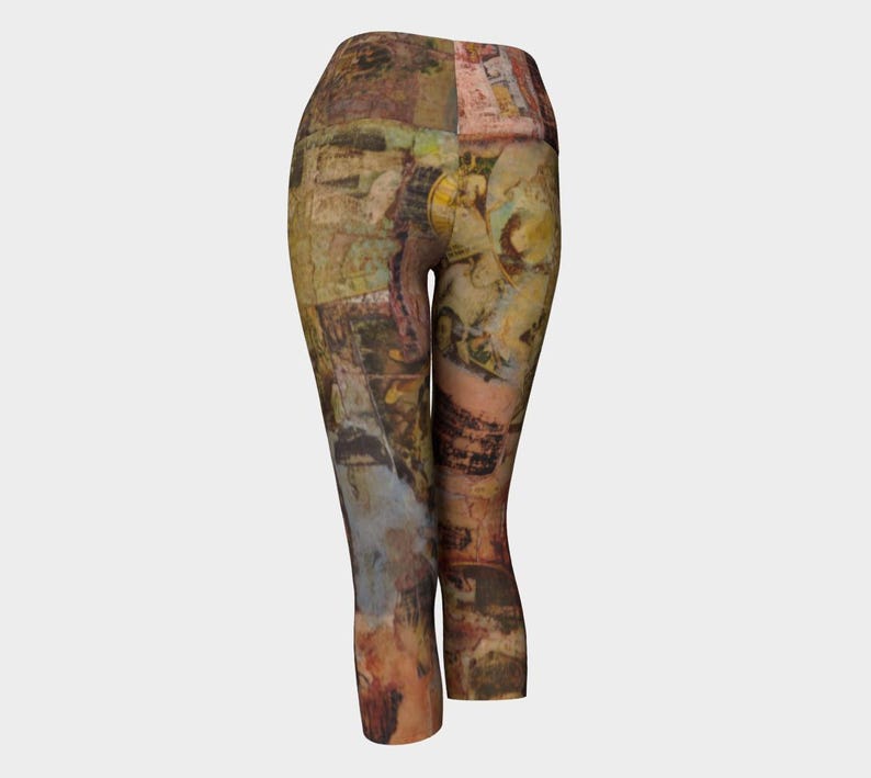 K&ouml;nnte beinhalten: Capri-Leggings mit einem Patchwork-Design in Braun-, Beige- und Gr&uuml;nt&ouml;nen. Das Muster scheint eine Collage aus Vintage-Kunstwerken und Texturen zu sein, die einen einzigartigen und k&uuml;nstlerischen Look erzeugt.