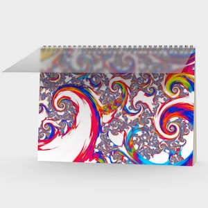 Op de afbeelding: Een spiraalgebonden notitieblok met een kleurrijk abstract ontwerp. Het kunstwerk toont wervelende patronen in rood, blauw, geel en groen tegen een witte achtergrond. De bovenste pagina is gedeeltelijk opgetild, waardoor de spiraalbinding zichtbaar is.