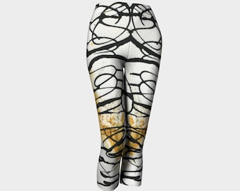 Leginsy Capri z abstrakcyjnym wzorem Asemic Script: czarne, białe i ochrowe